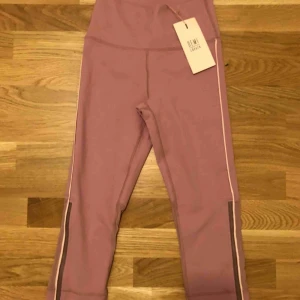  - rosa trekvarts träningsbyxor  Köpta från fabletics, Demi lovatos kollektion  Helt nya med prislapp  Skönt material 