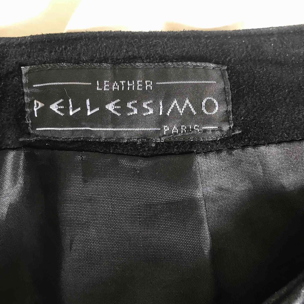 Säljer kjol från PELLESSIMO Paris . Äkta läder, köpt för ca 1500. Säljer p g a att den är för kort för mig. Priset kan diskuteras vid en snabb affär. Möts helst upp om det är möjligt. . Kjolar.