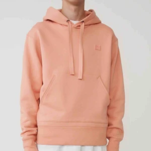  - Säljer min Acne ferris face hoodie, inköpt för 3200kr i Acnes butik. Den har en fläck (carmex) på framsidan. Pris kan diskuteras vid snabb affär. Frakt är inkluderat i priset. 