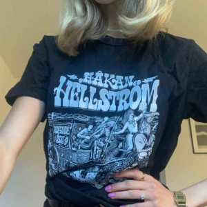  - Säljer Håkan Hellströms turné Rullande åska tisha! Ett måste för alla Håkan fans! Knappt använd. Köparen står för frakt. 