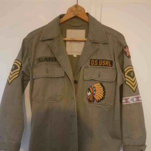  - Ralph Lauren jacka , nypriset var runt 3000kr, den är i mycket fint skick .