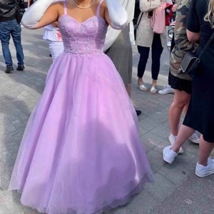  - Säljer min balklänning, fin ljuslila. Då ingår underkjol, herrhanskar, damhanskar och klänning