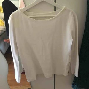  - Passar s. Inga fläckar och använd en gång. Den är äkta och har två dragkedjor på sidan i guld som man kan öppna som en slits.