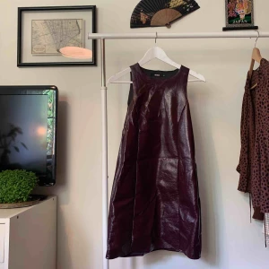  - Sjukt cool klänning i fakeläder-material från BikBok!! Skulle se jättesnygg ut med en topp under☀️ Aldrig använd så i perfekt skick. Frakt 63 kr!