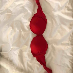  - Bikinitopp i rött från Nelly. Man justerar själv hur hårt man vill att den ska sitta runt om. Använt fåtal gånger . Köparen står för frakten😁