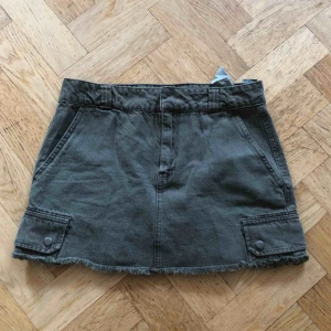  - Militärgrön jeanskjol, aldrig använd. 