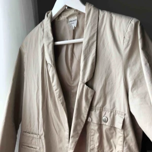  - En otroligt fin kappa från MONKI som är använd ett par gånger! Priset kan diskuteras 