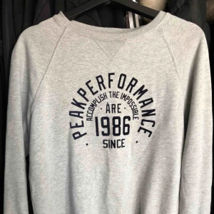  - Mysig peak performance tröja i storlek S. Den är använd ett fåtal gånger och då i nyskick.  Kan mötas upp eller frakta och köparen står för frakten.