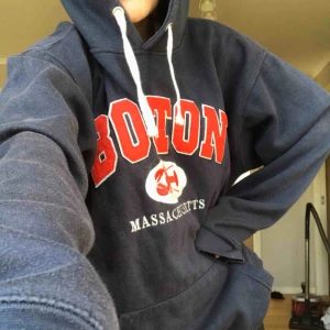  - Oversized hoodie, tjock och mysig. Är i mycket bra skick. Frakt tillkommer eller mötas i Sthlm 