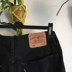  - Svarta Levis 501 i storlek 33/32, vilket jag skulle gissa på är en 28/29. Fint skick. En liten liten lagning vid vänster ficka som inte syns. Fler bilder kan skickas. Frakt 74kr 