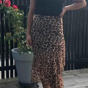  - Kjol från Nelly som bara använts ett par fåtal ggr som är i bra skick! Strl S men stretchig. Köparen står för frakt! 