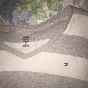  - Jätte fin Tommy Hilfiger tröja som jag köpte för några månader sen men den har bara blivit liggande i garderoben, Inga hål eller andra skador, kan frakta!💜