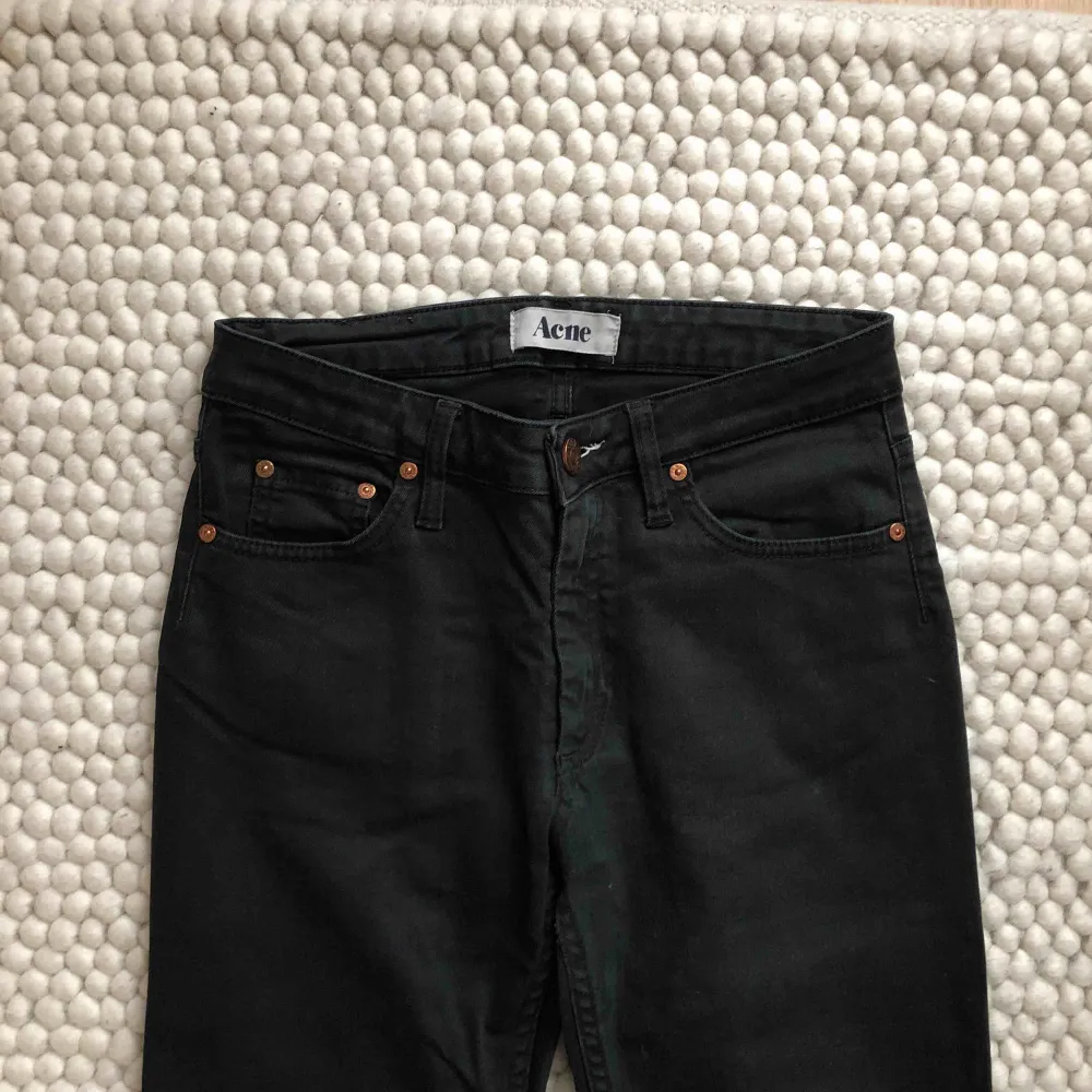 Svarta Acne-jeans i storlek 27/32. Uppsydda i butik, så skulle säga att dom är 27/32. . Jeans & Byxor.