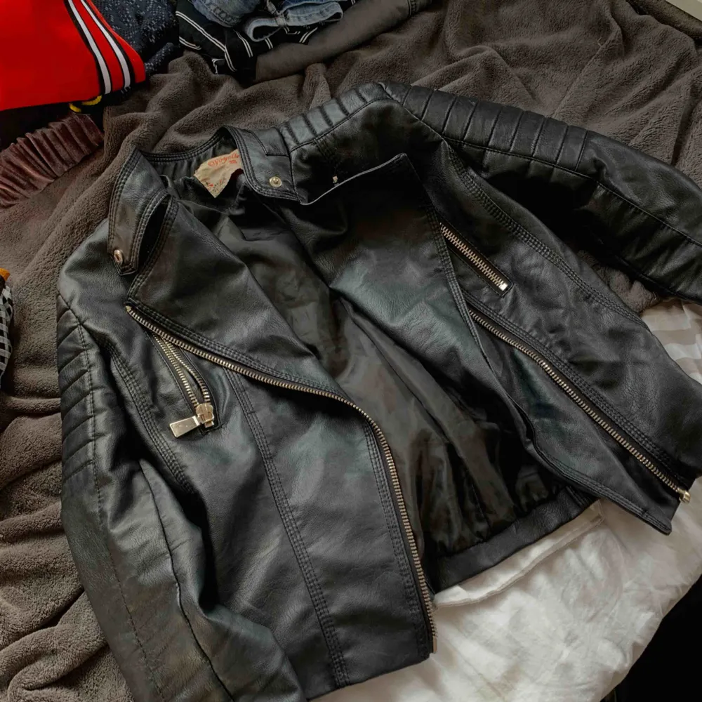 Den populära ”moto jacket” från chiquelle, dålig färg på bilderna men det är exakt samma jacka som på första bilden. Användes när den passade men nu hänger den bara i garderoben så det är daga för jackan att få ny ägare som har användning av den.. Jackor.