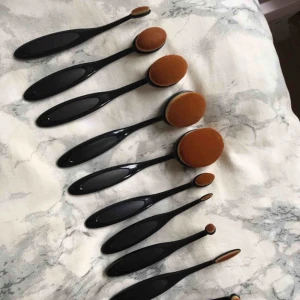  - Ovala sminkborstar oanvända. 