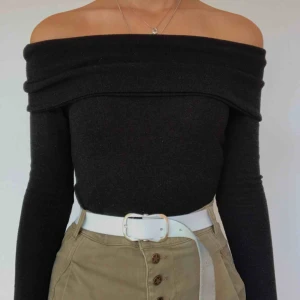  - Frakt ingår! Stickad offshoulder tröja i nyskick från Zara. Mycket varm, perfekta go-to vintertröjan. Byxorna är också till salu, inte skärpet dock