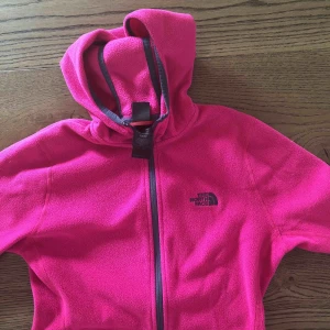  - The north face fleece rosa  Nypris 800  Använd fåtal gånger jätte fint skick 