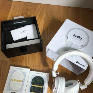  - Säljer dessa bluetooth sudio regent ll white hörlurar. Använda runt 2-3 gånger, fungerar som de ska. Två interchangeable caps, gold birch och green marble, ingår + låda och laddningssladd 🖤 nypris för endast hörlurarna är 895 kr
