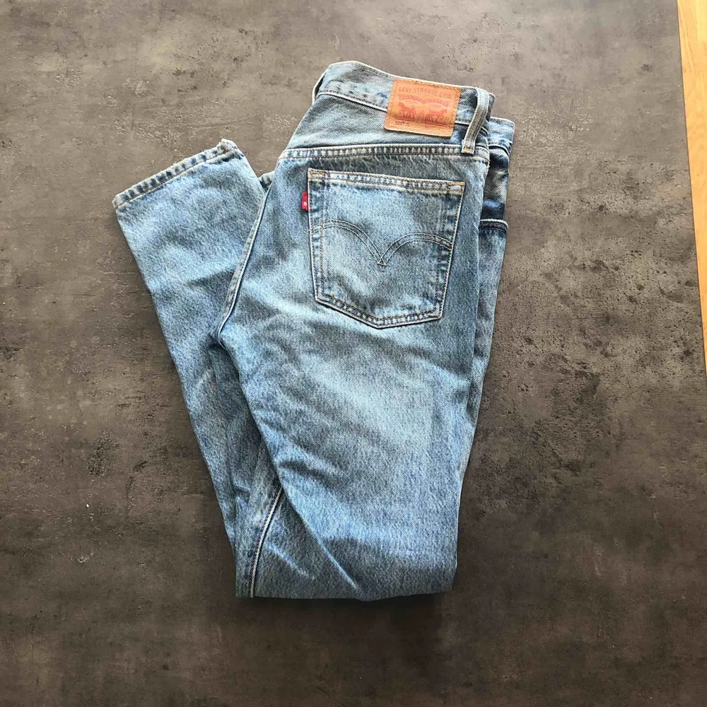 Levis jeans i storlek w26 l28. Modell 501 skinny. Slitningar vid knät och ett lite längre upp som var så när jag köpte dem. Använda sparsamt. . Jeans & Byxor.