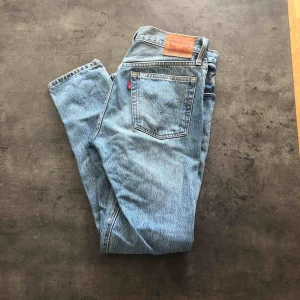  - Levis jeans i storlek w26 l28. Modell 501 skinny. Slitningar vid knät och ett lite längre upp som var så när jag köpte dem. Använda sparsamt. 