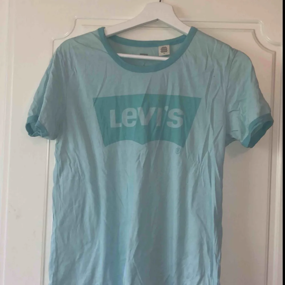 Levis ljusblå T-shirt . T-shirts.