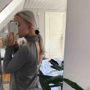  - Grå Turtleneck med öppen rygg från BikBok. Använd max tre gånger.
