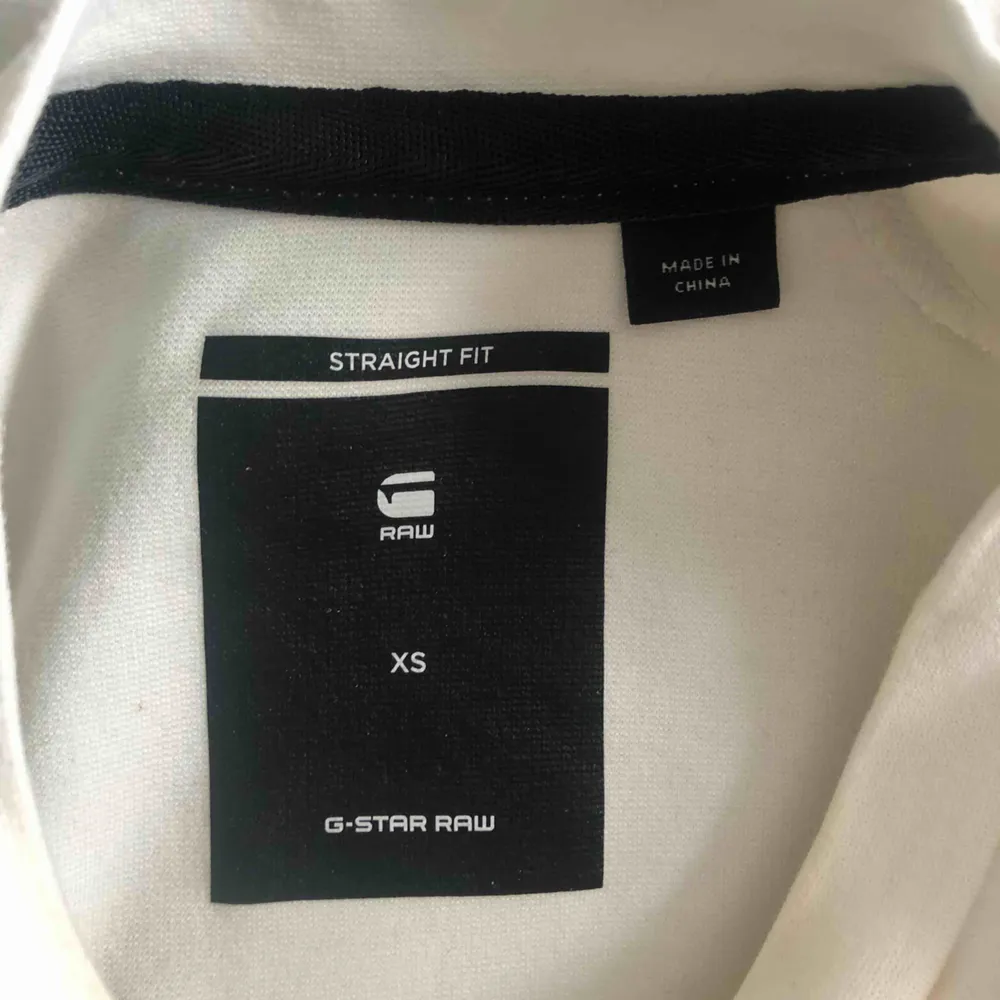 Vit G star Raw tröja, säljer pga att den har inte kommit till så mycket användning. Köparen står för frakten 💕. Hoodies.