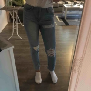  - Liknande mom jeans, i bra skick, använda typ en gång💕kan mötas upp i Falun😃kan betalas via swish