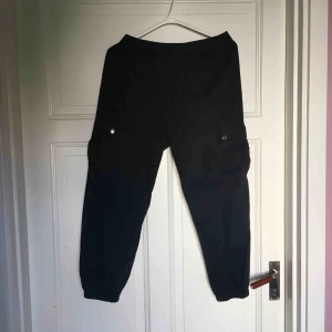  - Nya cargo byxor, aldrig använt, passande till kortare ben💕köpte för 300kr