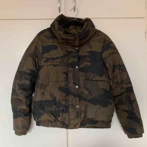  - Militärfärgad puffer jacket med text i bak från Zara. Passar både S och M. Använd 1 gång och säljes för 150kr + frakt om vi inte kan mötas upp i Gävle.