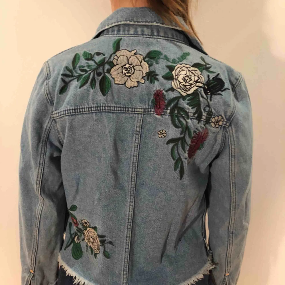 Jeansjacka med broderade blommor, gott skick. Skriv gärna om du har frågor om mått med mera. . Jackor.