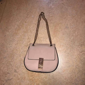  - Beige handväska köpt på glitter