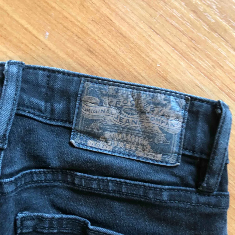Crocker Jeans säljer för de är försmå för mig Använda fåtal gånger Ska vara slitna i färgen Frakten står ni för. Jeans & Byxor.