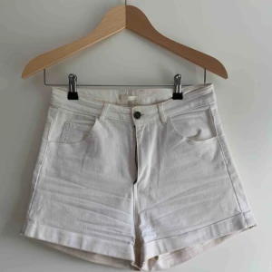  - Vita shorts i fint skick