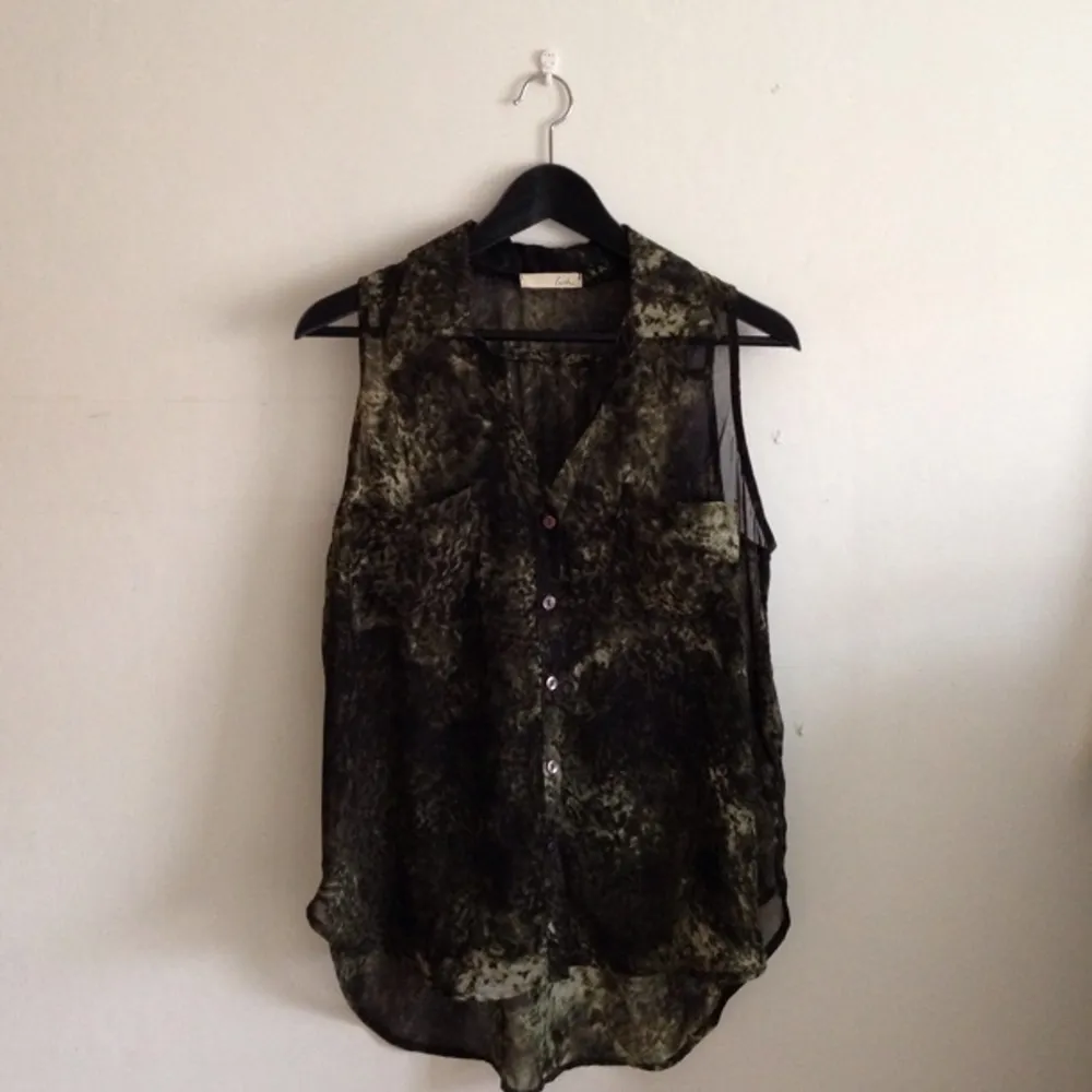 Transparent linne från New York, mörkgrönflammigt tyg. T-shirts.