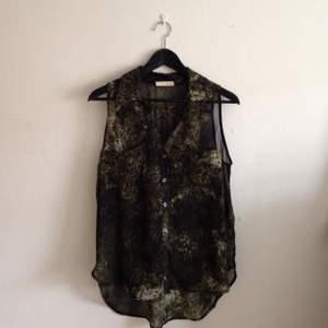 Transparent linne från New York, mörkgrönflammigt tyg