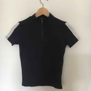  - Snygg mörkblå magtröja från Monki med dragkedja, använd ett fåtal gånger! Postar gärna (köparen står för frakt) eller möts upp i Uppsala. 