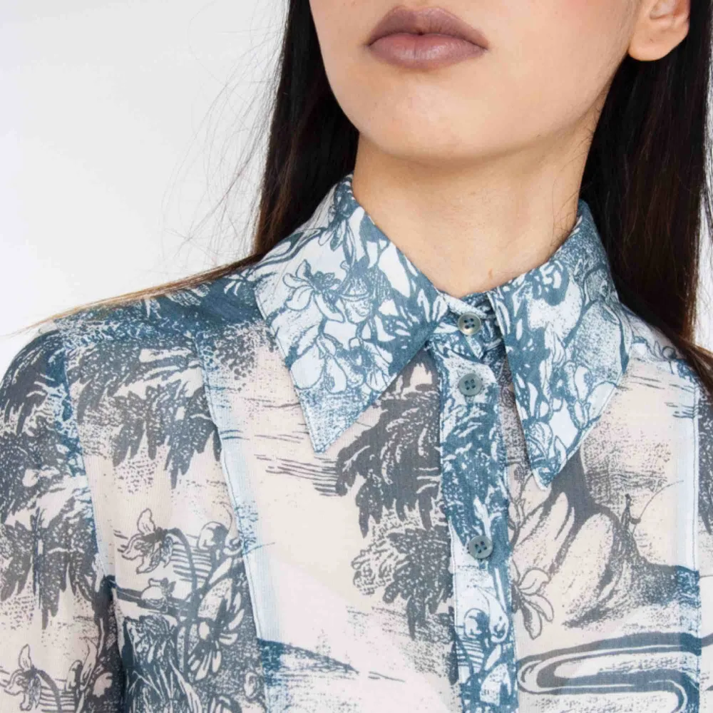 H&M Conscious Exclusive SS18 silk mix floral landscape patterned shirt blouse in grey blue SIZE & FIT Label: EUR 34, fits XS Model: 165/XS Measurements (flat, cm): Length: 56 pit to pit: 44 sleeve length: 64 sleeve width: 22 Free shipping . Blusar.