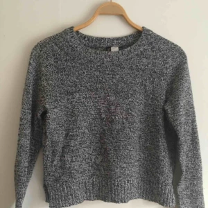  - Stickad långärmad grå tröja,, lite kroppad. Köparen betalar frakt,, kan mötas upp i stockholm