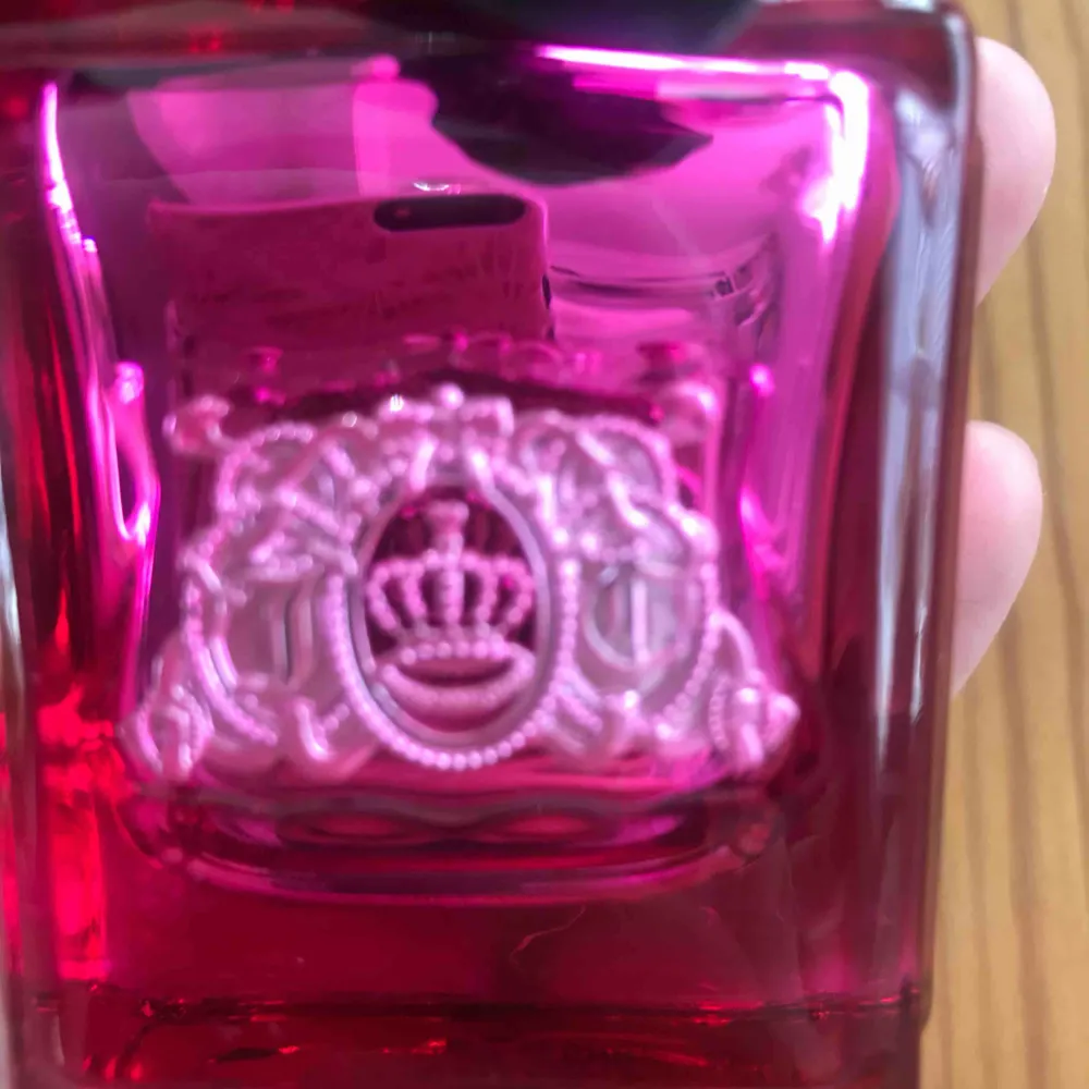 Parfym från juicy couture, knappt använd så nästan hela flaskan kvar. Viva la juciy noir heter den. Porto 39kr tillkommer  . Övrigt.