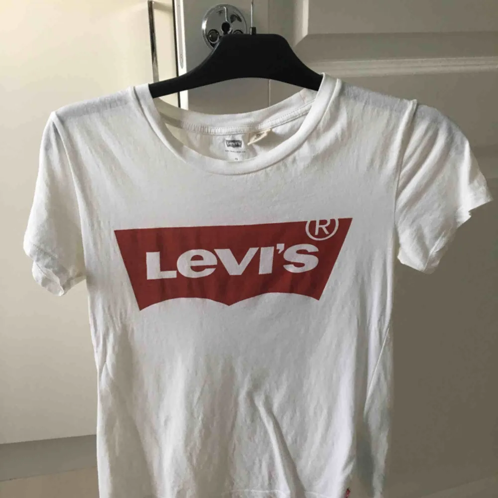 Levis tröja i nytt skick storlek xs. T-shirts.