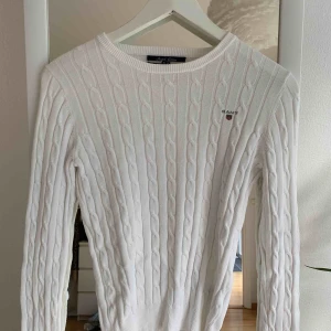  - Jättefin kabelstickad tröja från Gant. Nypris över 1000 kr och den är fortfarande i fint skick.  Köparen står för frakten 