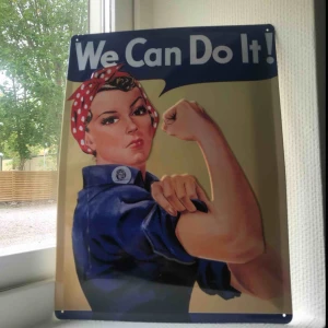  - Sjukt snygg feministisk tavla i plåt. Kan spikas upp på väggen. Hör av er för exakta mått. Du står för frakt 
