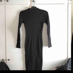  - Underbar svart ribbad klänning med liten polo krage!