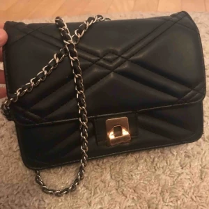  - Svart väska med gulddetaljer från Gina tricot. Använd en del men bra skick