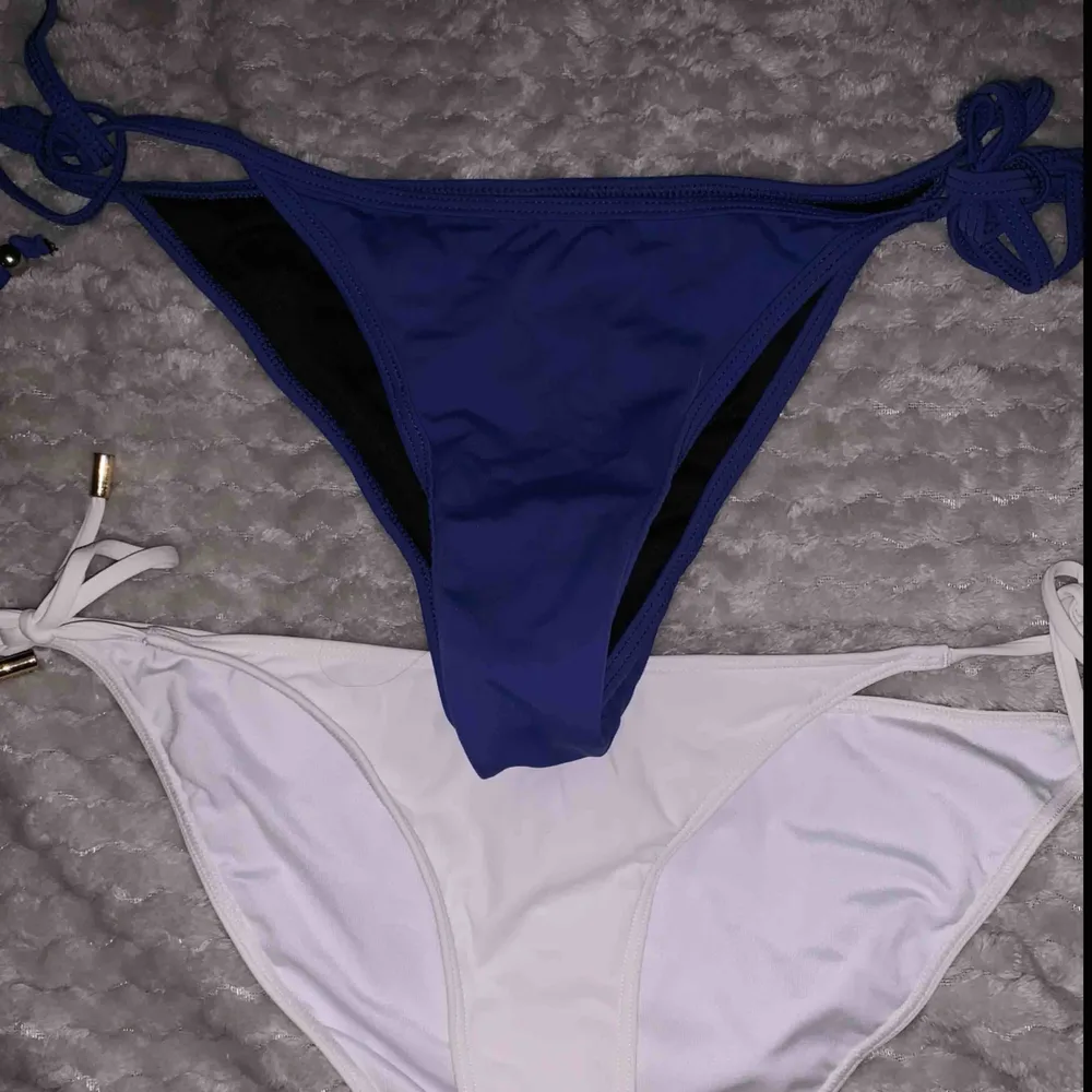 Väldigt fräscha bikini underdelar. Vita från Calvin Klein i M men skulle säga att den funkar på S också. Lila från Nelly i storlek S. Säljes separat 50st eller båda för 100kr. Toppar.