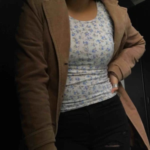  - Jättefin blommig tröja från Bikbok, den är djup i ryggen, säljer då de inte är min stil längre