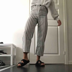  - Randiga byxor från monki i storlek 32 🌷frakt tillkommer