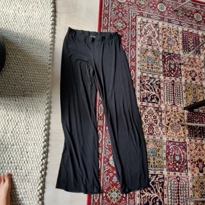  - Slappa byxor från sisters point