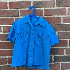  - En blå jättefin skjorta i retrostuk!
